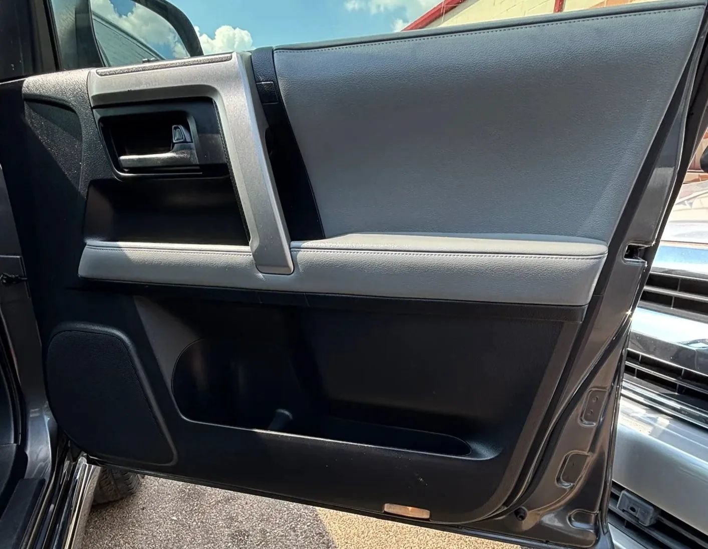 Used 2011 Toyota 4Runner SR5 w/ Premium Pkg w/Leather RWD image 20