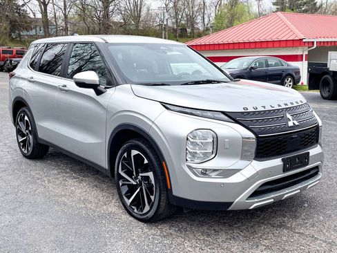 Used 2022 Mitsubishi Outlander SE image 2