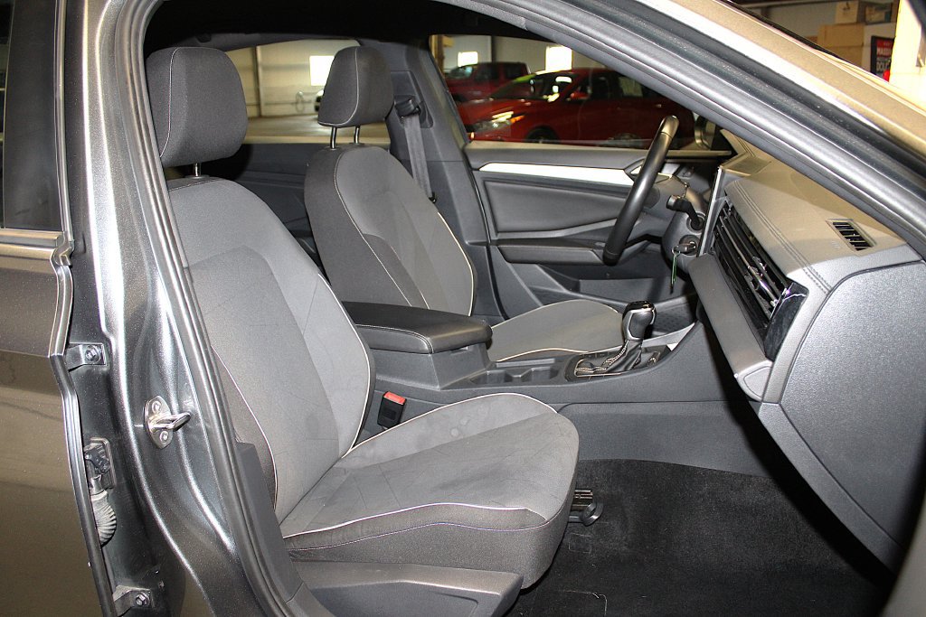 Used 2025 Volkswagen Jetta Sport FWD image 28