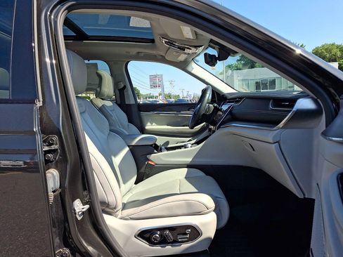 Certified 2022 Jeep Grand Cherokee L Overland w/ Luxury Tech Group IV AWD/4WD image 17
