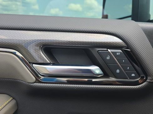 Used 2024 Chevrolet Silverado 2500 ZR2 w/ Technology Package image 28