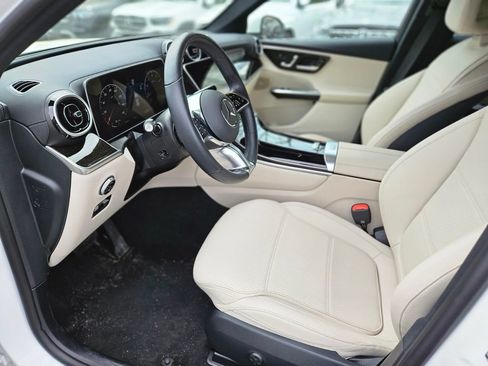 Used 2025 Mercedes-Benz GLC 300 4MATIC image 18