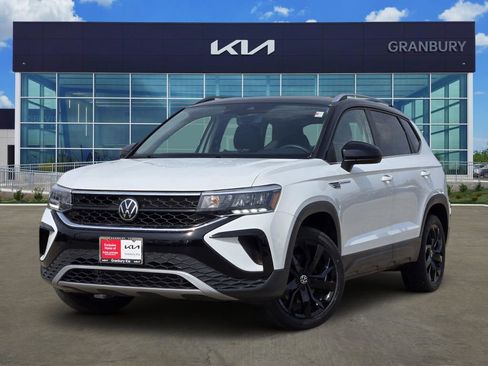 Used 2023 Volkswagen Taos SE w/ Panoramic Sunroof Package image 1