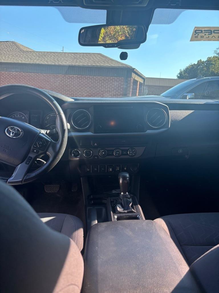 Used 2019 Toyota Tacoma TRD Off-Road w/ Technology Package AWD/4WD image 11