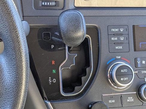 Used 2015 Toyota Sienna LE image 25