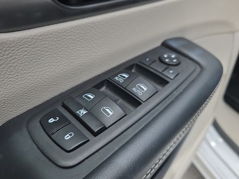 Used 2024 Chrysler Pacifica Limited FWD image 21