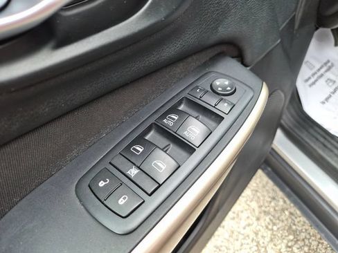 Used 2017 Jeep Cherokee Latitude w/ Cold Weather Group AWD/4WD image 14