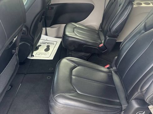 Used 2023 Chrysler Pacifica Touring-L FWD image 10