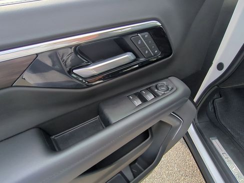 Used 2025 Chevrolet Suburban Z71 AWD/4WD image 23