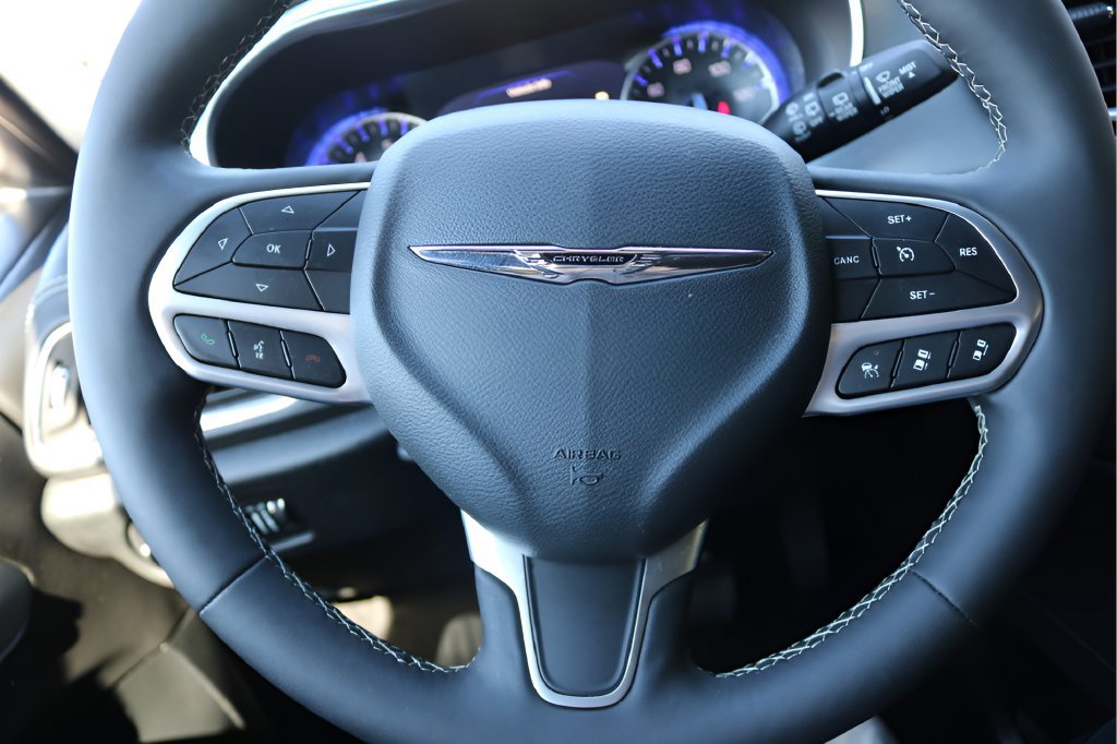 Used 2026 Chrysler Pacifica Limited FWD image 23