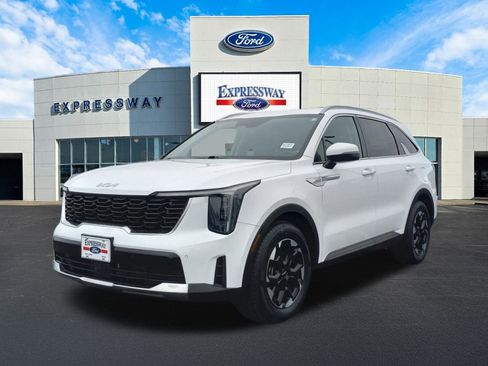Used 2024 Kia Sorento S image 2