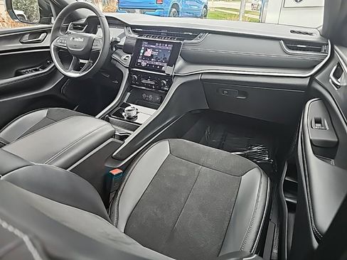 Certified 2025 Jeep Grand Cherokee Altitude image 26