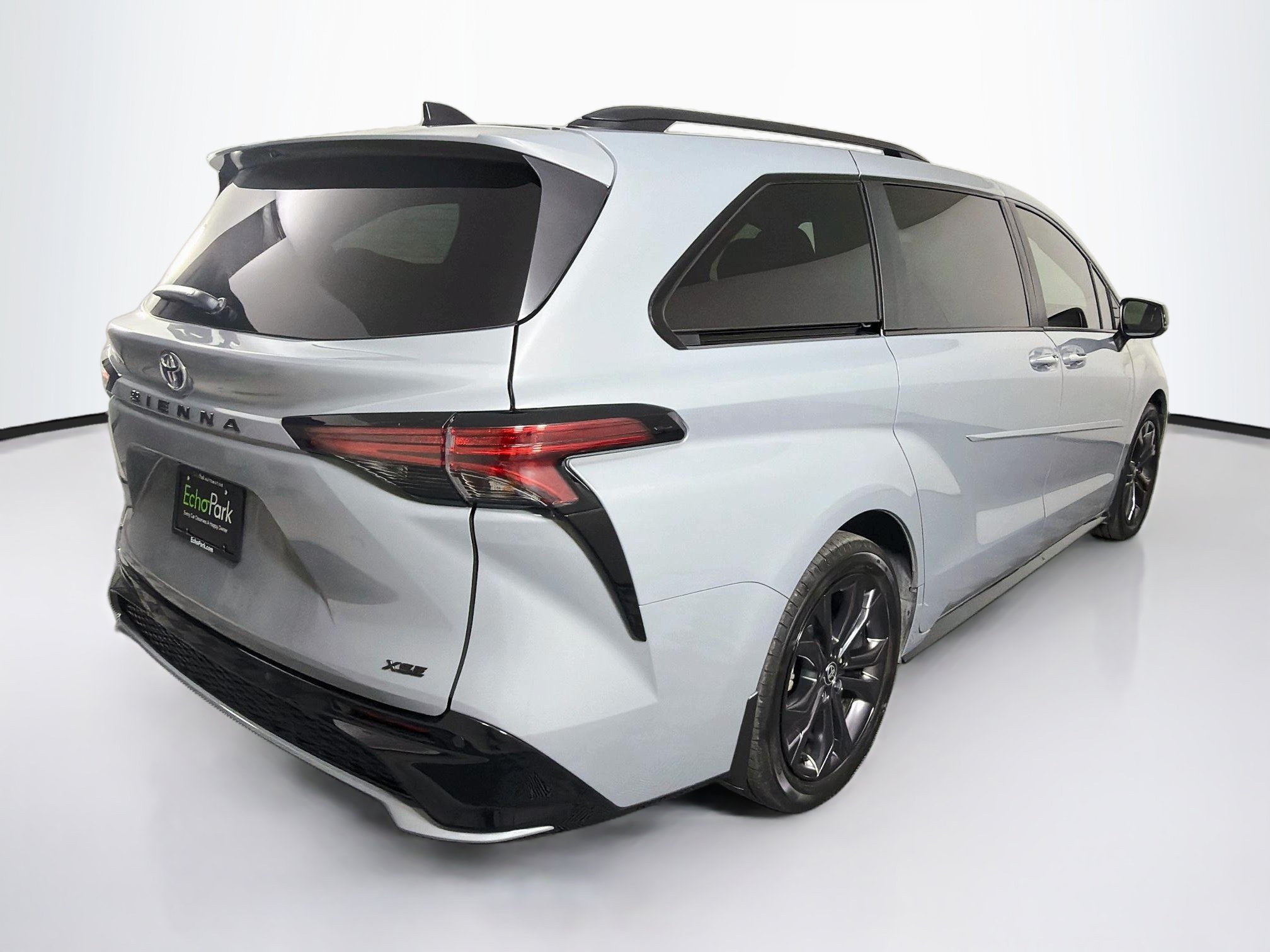 Used 2025 Toyota Sienna XSE FWD image 9
