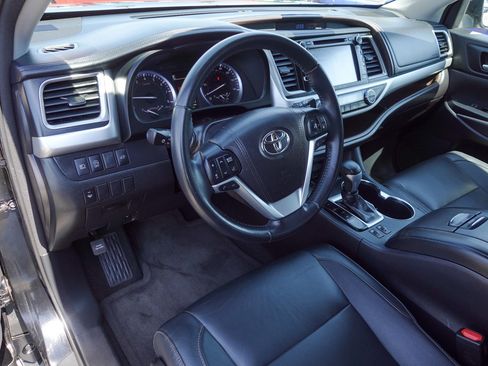 Used 2018 Toyota Highlander XLE AWD/4WD image 12