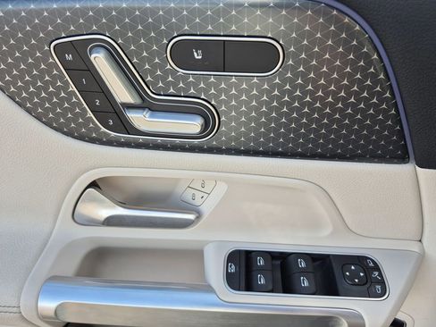 Used 2024 Mercedes-Benz EQB 300 4MATIC image 7