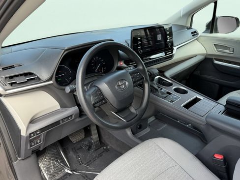 Used 2024 Toyota Sienna LE image 32