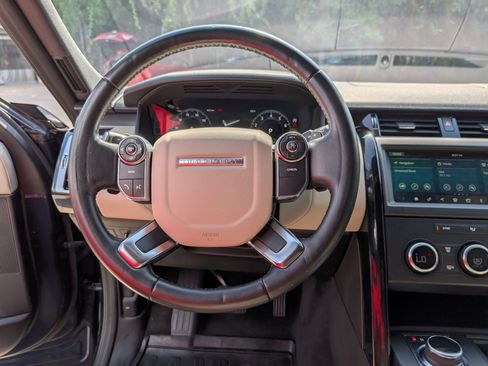 Used 2018 Land Rover Discovery SE AWD/4WD image 11