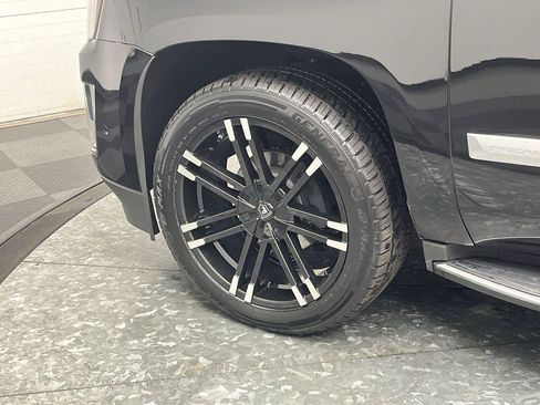 Used 2019 Cadillac Escalade Luxury AWD/4WD image 38