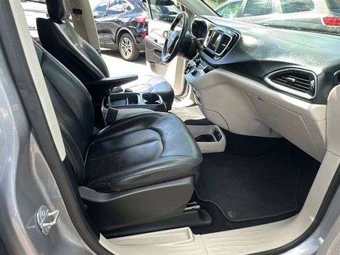 Used 2019 Chrysler Pacifica Touring-L FWD image 33