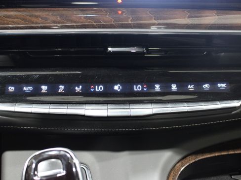 Used 2022 Cadillac Escalade Premium Luxury Platinum image 17