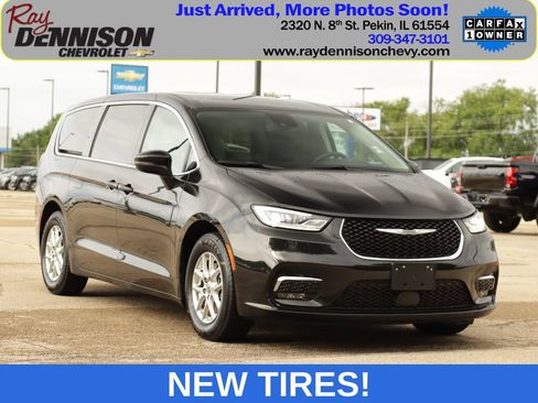 Used 2023 Chrysler Pacifica Touring-L FWD image 1