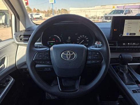 Used 2025 Toyota Sienna LE image 20