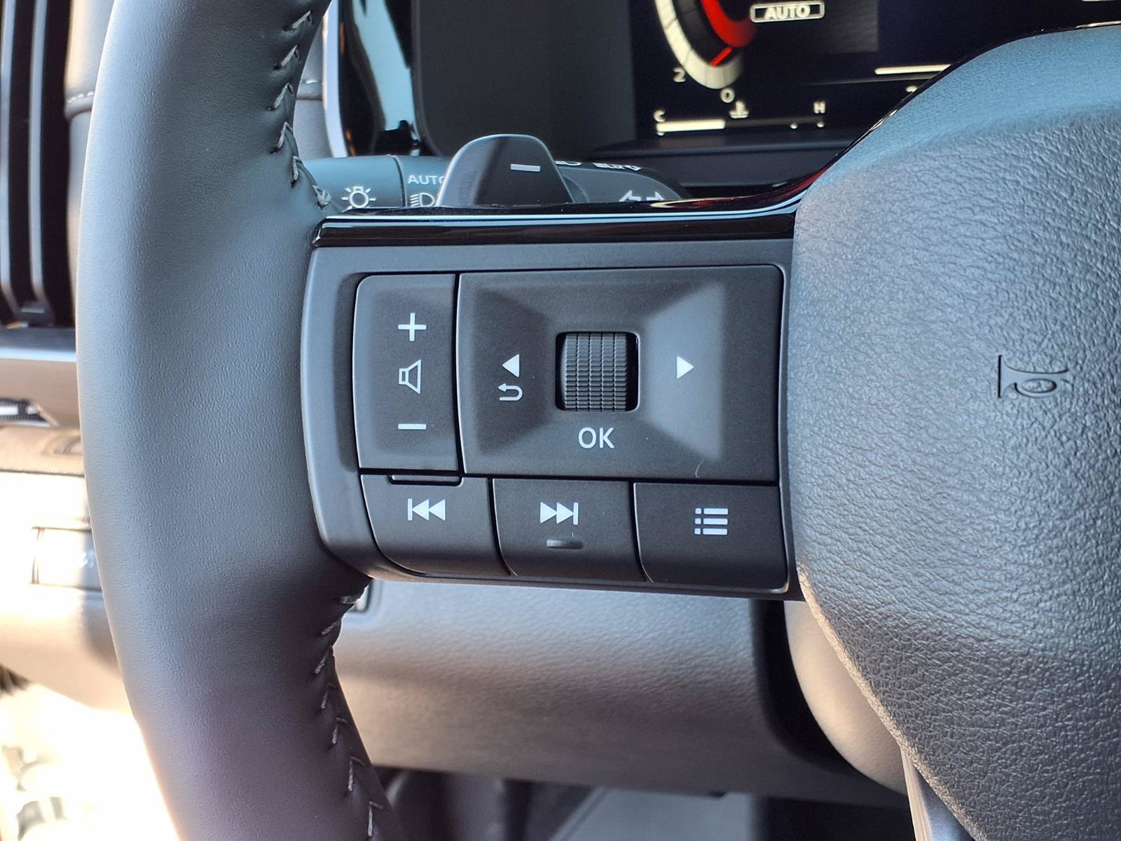 Used 2026 Nissan Pathfinder SL w/ SL Premium Package AWD/4WD image 25