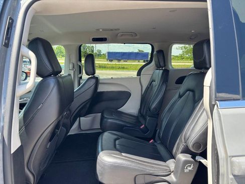 Used 2023 Chrysler Pacifica Touring-L FWD image 11