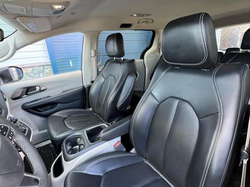 Used 2023 Chrysler Pacifica Touring-L image 16
