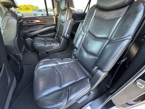 Used 2019 Cadillac Escalade ESV Luxury image 17