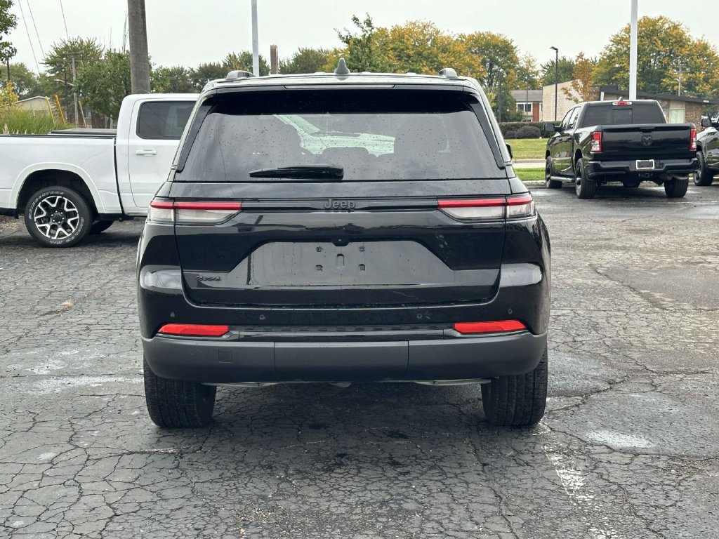 Used 2024 Jeep Grand Cherokee Altitude AWD/4WD image 5