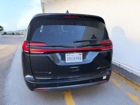 Used 2022 Chrysler Pacifica Limited w/ Uconnect Theater Family Group FWD image 10