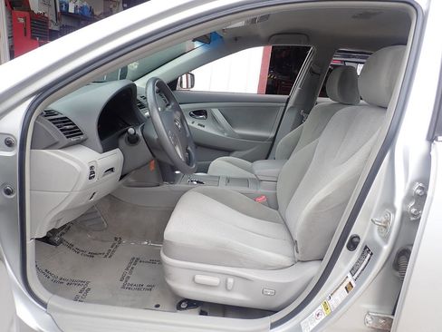 Used 2010 Toyota Camry LE image 7