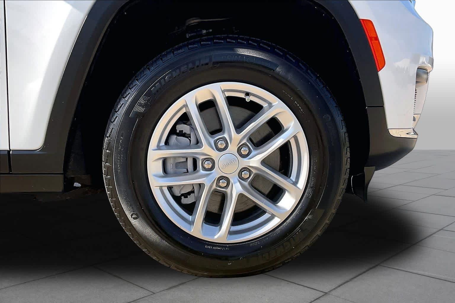 Used 2024 Jeep Grand Cherokee L Laredo RWD image 10