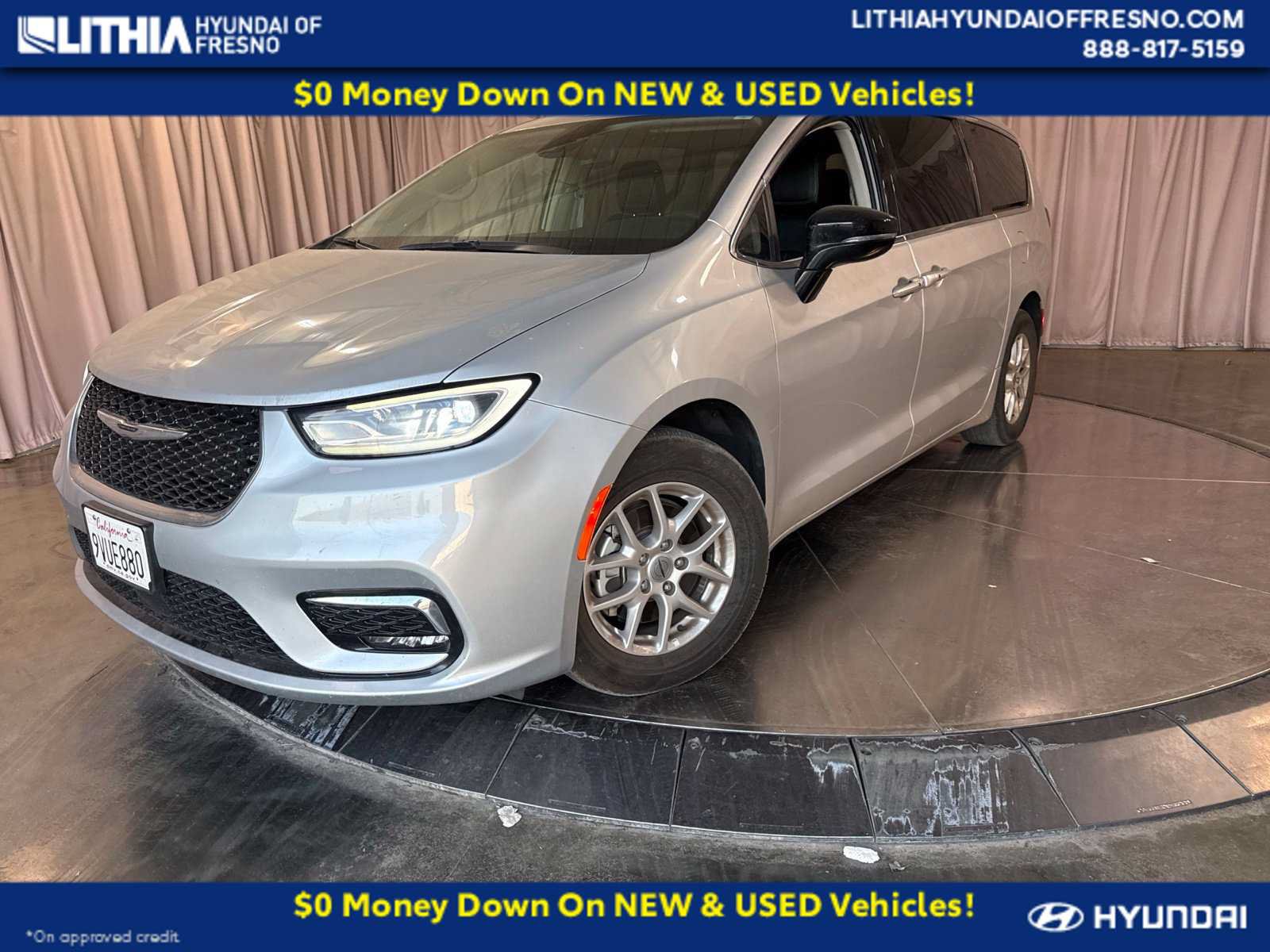 Used 2024 Chrysler Pacifica Touring-L FWD image 1