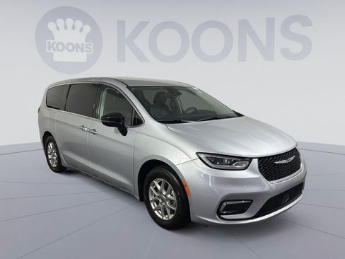 Used 2024 Chrysler Pacifica Touring-L image 10