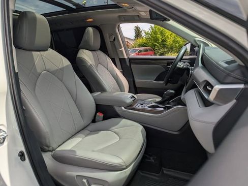 Used 2024 Toyota Highlander Platinum AWD/4WD image 42