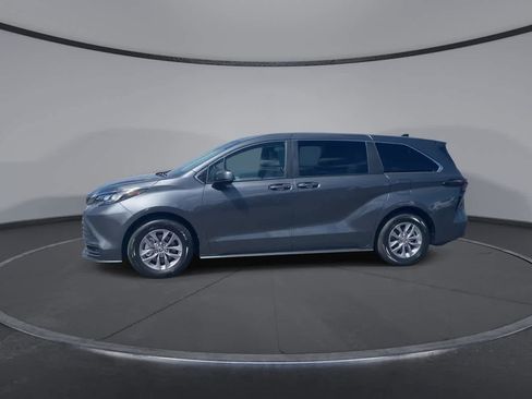 Used 2025 Toyota Sienna LE FWD image 6
