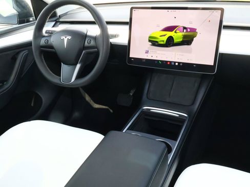 Used 2024 Tesla Model Y Long Range AWD/4WD image 9