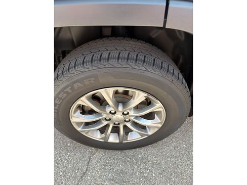 Used 2019 Jeep Cherokee Latitude Plus w/ Comfort/Convenience Group AWD/4WD image 9