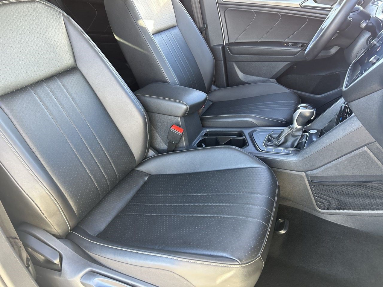 Used 2022 Volkswagen Tiguan SE w/ Panoramic Sunroof Package FWD image 8