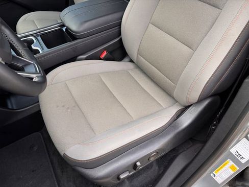 Used 2025 Chevrolet Traverse LT image 10