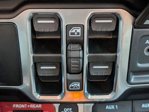 Used 2025 Jeep Gladiator Rubicon w/ Convenience Group AWD/4WD image 18