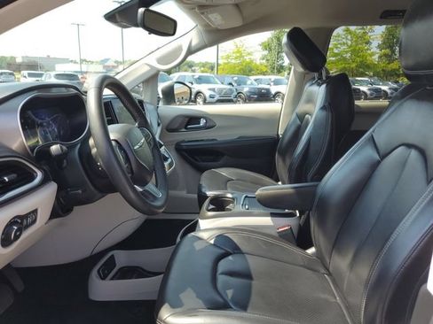 Used 2023 Chrysler Pacifica Touring-L FWD image 8