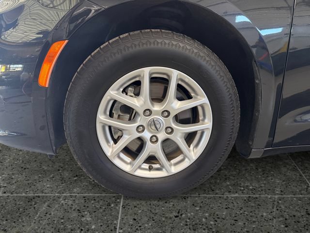 Used 2023 Chrysler Pacifica Touring-L FWD image 27