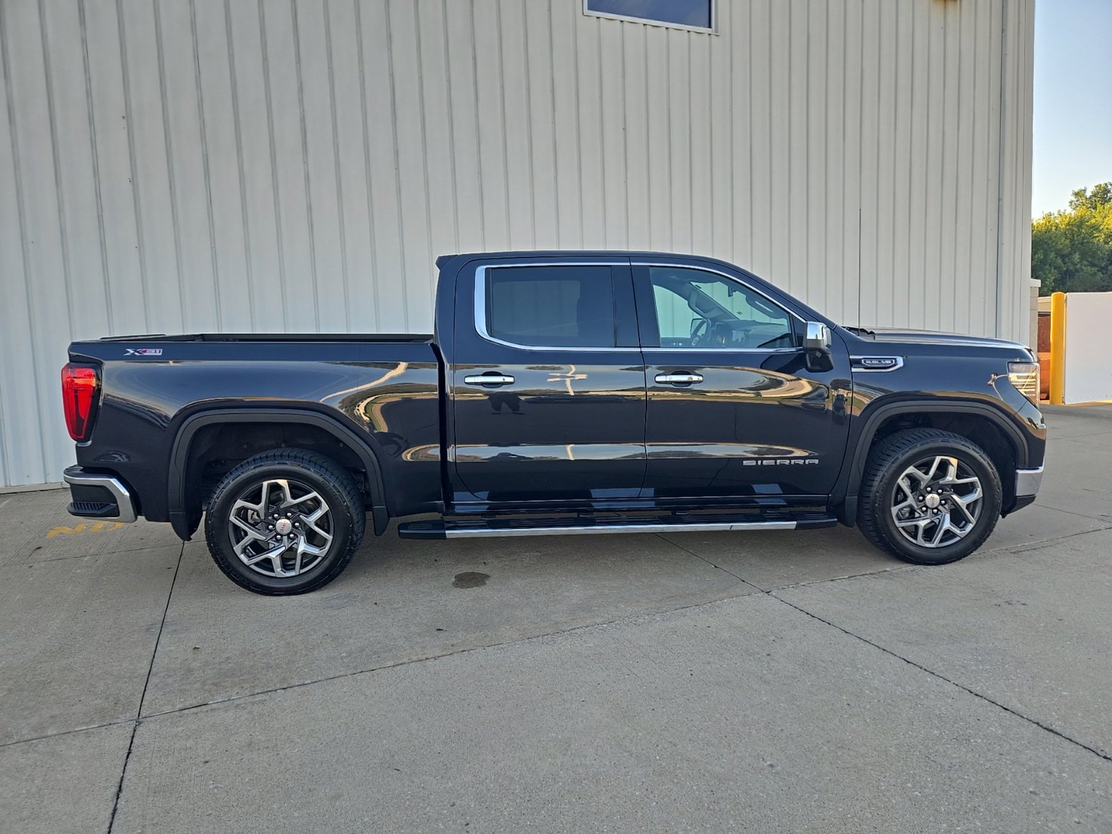 Used 2023 GMC Sierra 1500 SLT w/ SLT Premium Plus Package AWD/4WD image 2