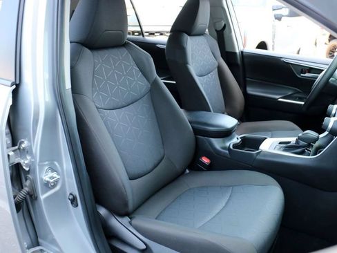 Used 2025 Toyota RAV4 XLE AWD/4WD image 30