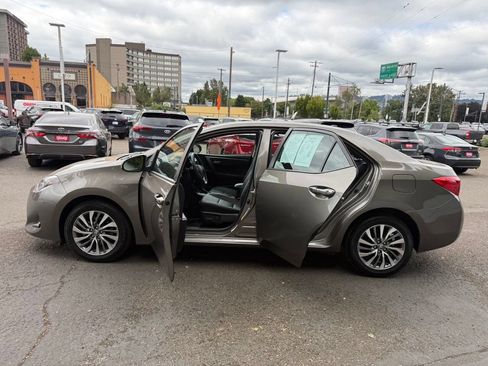 Used 2018 Toyota Corolla XLE FWD image 17