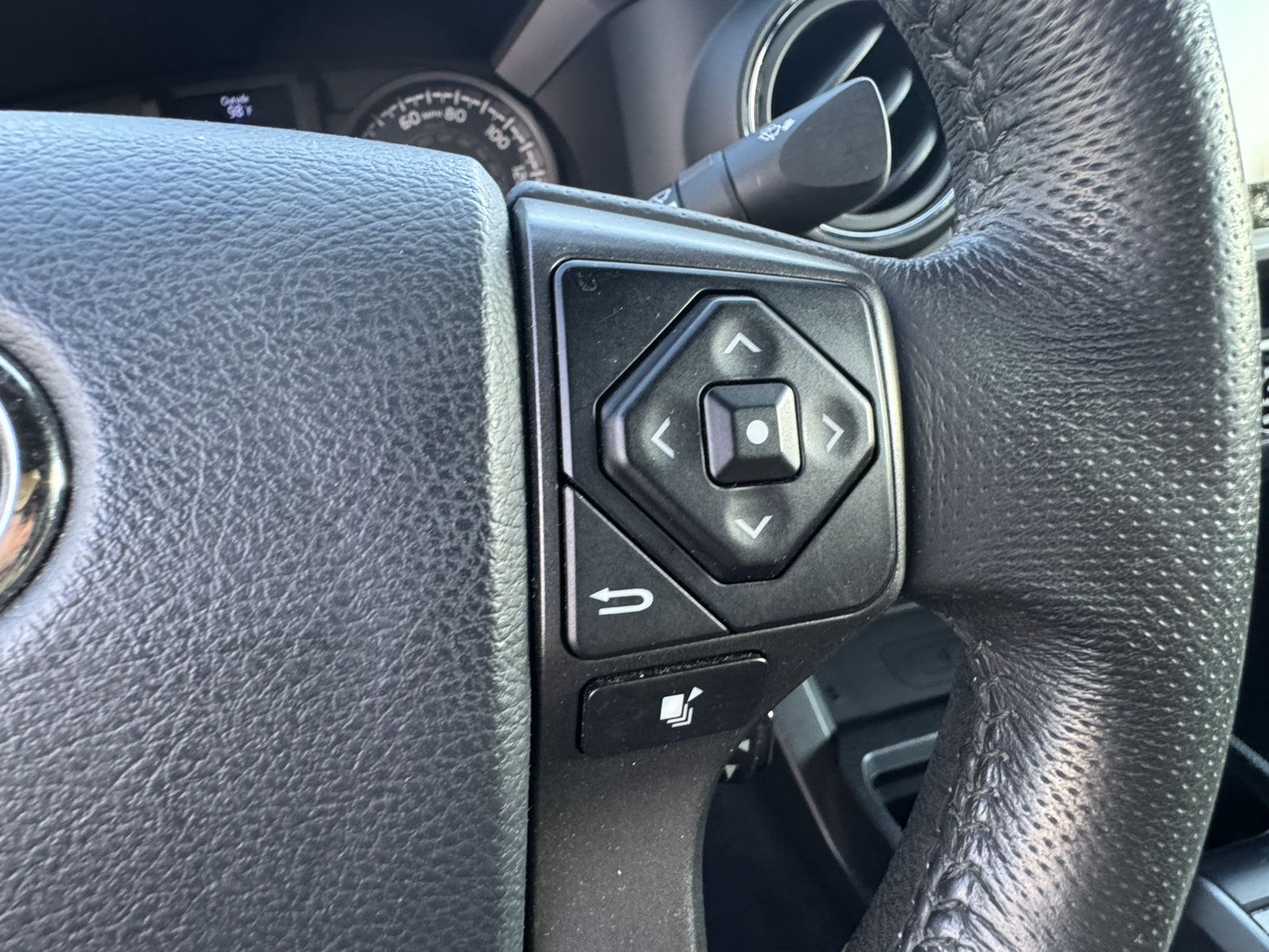 Used 2017 Toyota Tacoma TRD Sport w/ Tow Package RWD image 31