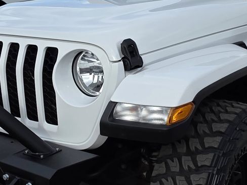 Certified 2023 Jeep Gladiator Sport AWD/4WD image 8